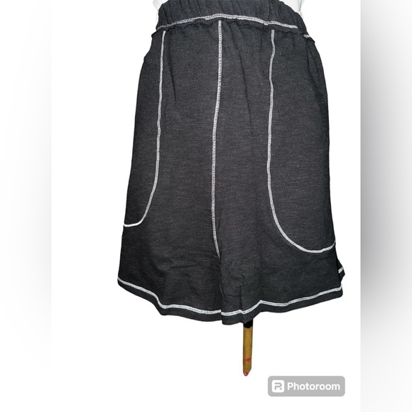 Black/White Contrast Stitched Shorts w/Pockets - Size L - Picture 3 of 6